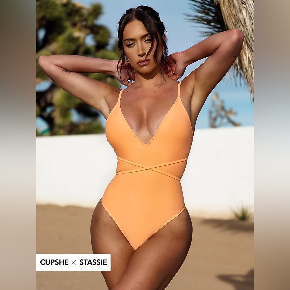 2/20$ 🌸Cupshe X Stassie Orange one piece swimsuit 🌸